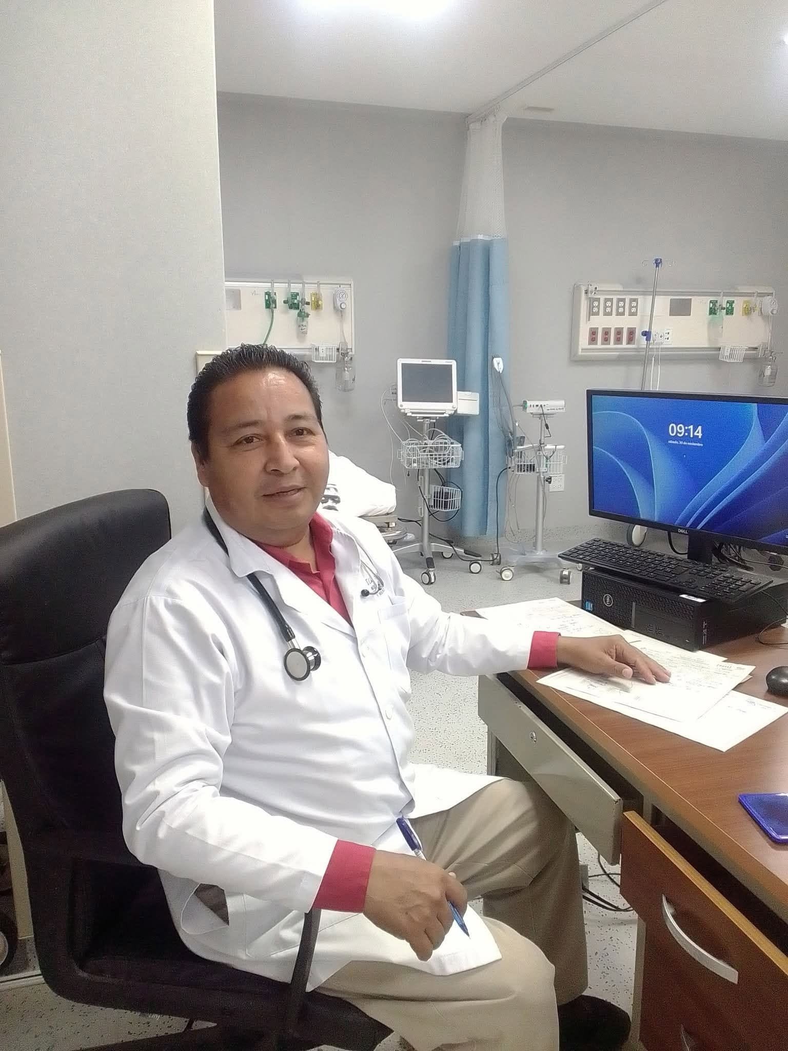 Dr. Hall Vega en su consultorio